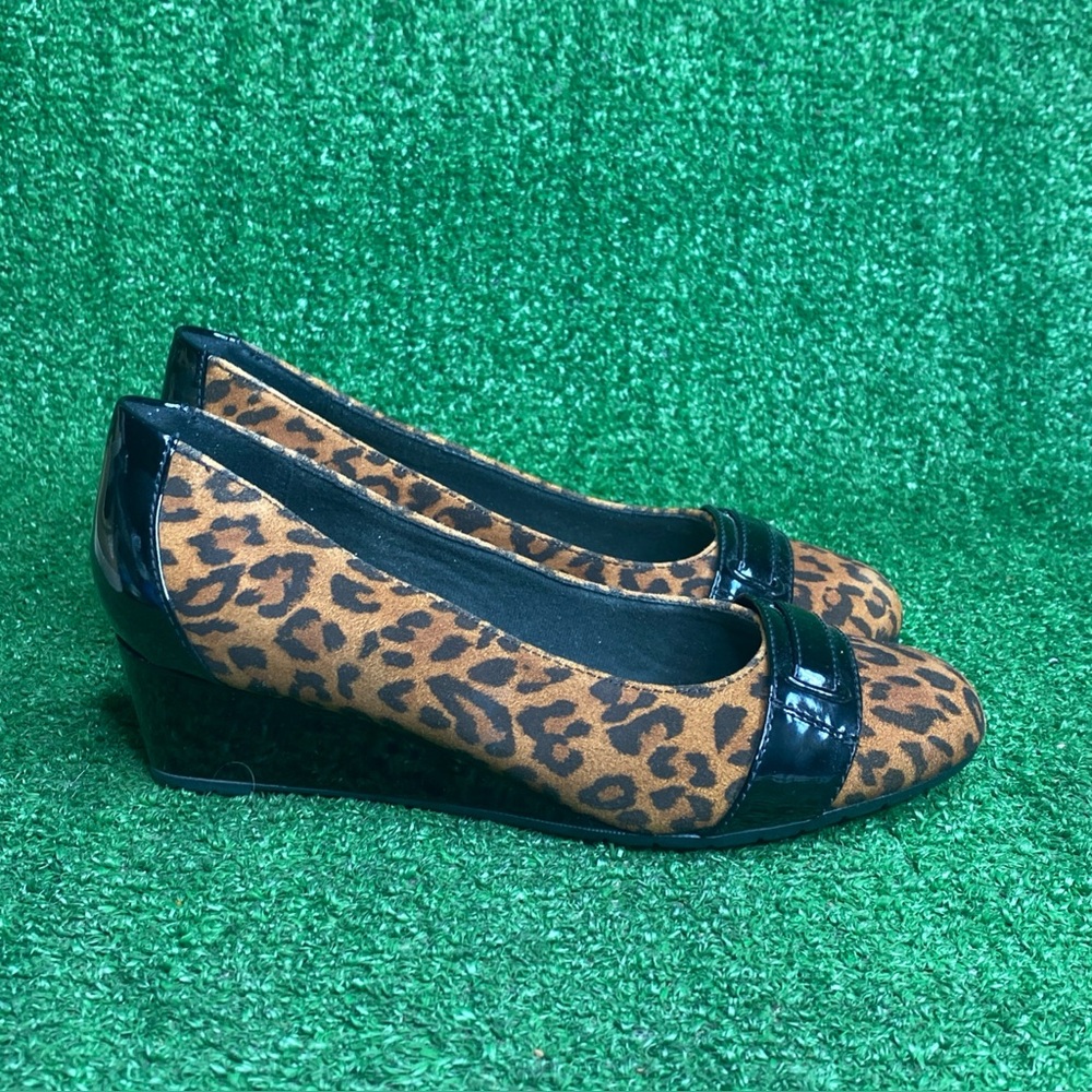 Clarks SZ 6 woman’s Leopard Print Wedge dress Shoes